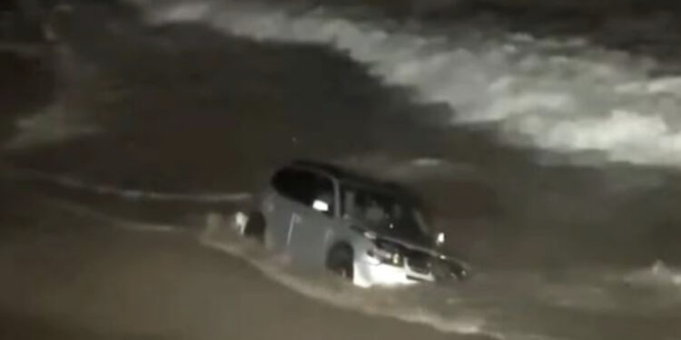 Policia i ishte vënë nga pas, shoferja arratiset në det, me makinë…