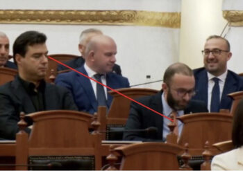 FOTOLAJM/ Bashën s’e lë kurioziteti, spiunon telefonin e Bardhit. Gjekmarkaj me mendjen tek Berisha