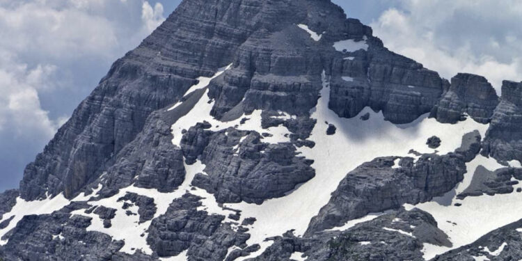 Aksidentohen dy turistë kroat në Majën e Jezercës, humb jetë një prej tyre