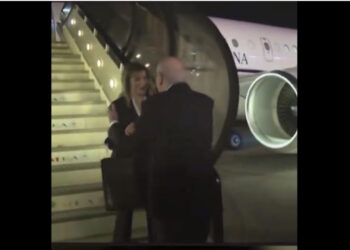 Video virale/ Priste Melonin në aeroport, kryeministri libanez puth dhe përqafon asistenten e saj