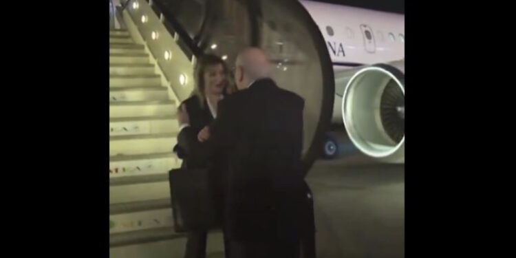 Video virale/ Priste Melonin në aeroport, kryeministri libanez puth dhe përqafon asistenten e saj