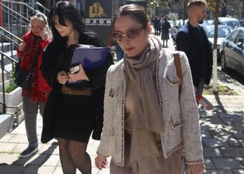 FOTOLAJM/ Shfaqja e parë në publik e Elia Zaharias pas skandalit dhe urdhërit të mbrojtjes, ecën e qetë në rrugët e Tiranës