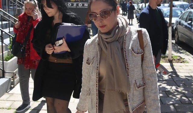 FOTOLAJM/ Shfaqja e parë në publik e Elia Zaharias pas skandalit dhe urdhërit të mbrojtjes, ecën e qetë në rrugët e Tiranës