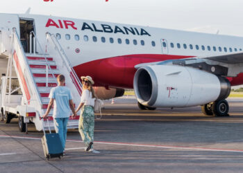Air Albania drejt falimentit?/ 200 pasagjerë janë lënë 48 orë në aeroportin e Stambollit, përfaqësuesit e kompanisë janë zhdukur