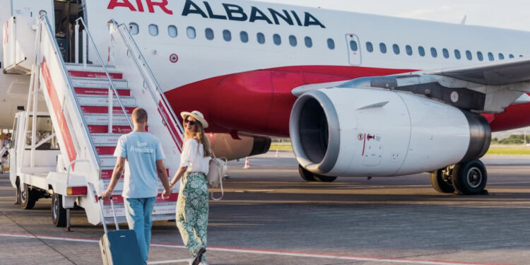 Air Albania drejt falimentit?/ 200 pasagjerë janë lënë 48 orë në aeroportin e Stambollit, përfaqësuesit e kompanisë janë zhdukur