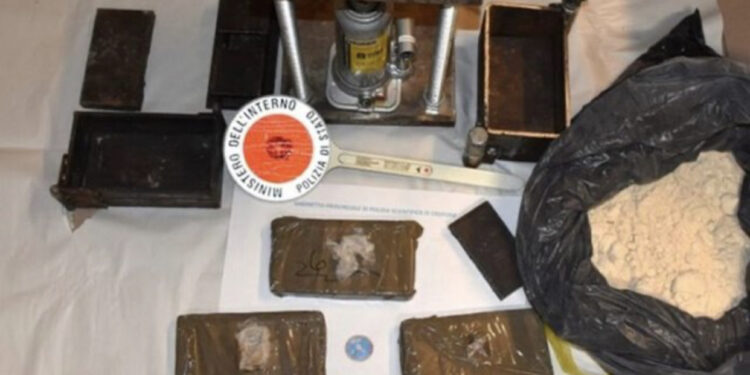 Kishte laborator heroine brenda në shtëpi, arrestohet 24-vjeçari shqiptar në Itali. Si policia ra në gjurmët e tij