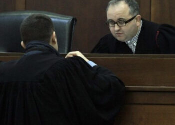 I fshehu tek vjehrri, SPAK i merr makinën dhe apartamentin gjyqtarit të Elbasanit