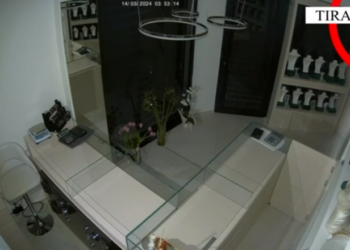 Nga dyqani i celularëve te argjendaria, dalin pamjet, hajduti me kapuç çan tarracën me sharrë për të vjedhur flori