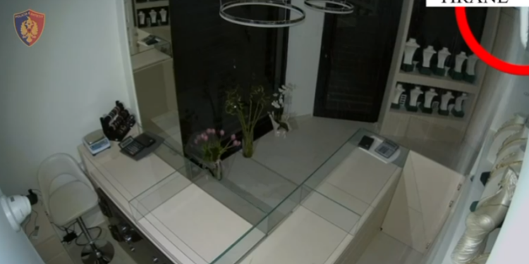 Nga dyqani i celularëve te argjendaria, dalin pamjet, hajduti me kapuç çan tarracën me sharrë për të vjedhur flori