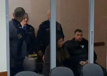 E arrestuar për vjedhje, pastruesja e Alda Klosit dhe djali i saj paraqiten në gjykatë