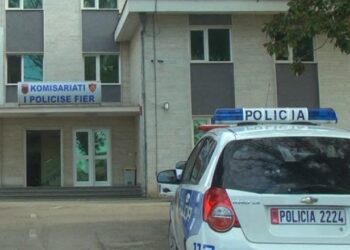 Lëvizte në qytet i armatosur dhe pa patentë për makinën, arrestohet adoleshenti në Fier