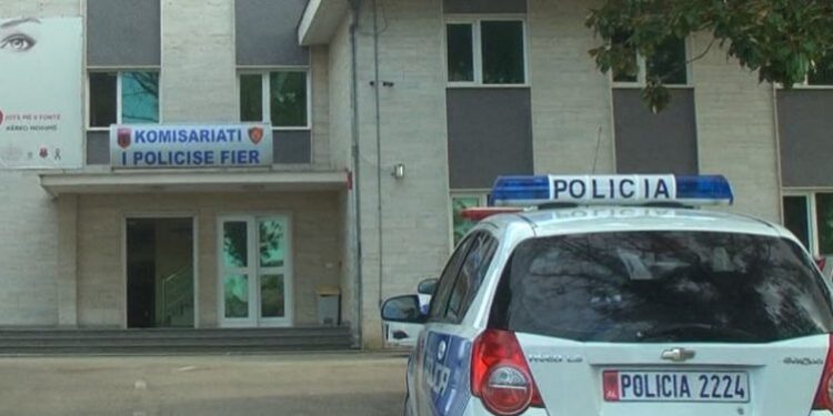 Lëvizte në qytet i armatosur dhe pa patentë për makinën, arrestohet adoleshenti në Fier