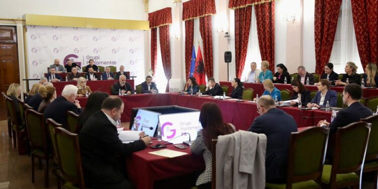 Rama mbledh 2 orë socialistët, porosia: Punoni në terren! Çuçi: S’ka marrëveshje as pazar me PD