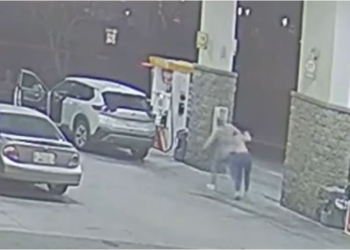 VIDEO/ Momenti kur një oficer policie vret një burrë që po mbante peng nënën e tij