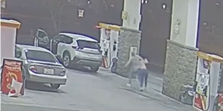 VIDEO/ Momenti kur një oficer policie vret një burrë që po mbante peng nënën e tij