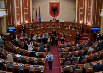 Bilbila dhe pankarta, deputetët e opozitës bllokojnë sërish foltoren e Kuvendit