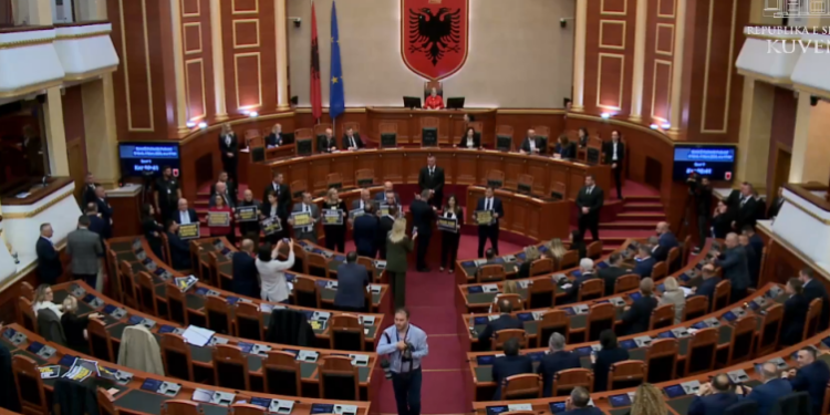 Bilbila dhe pankarta, deputetët e opozitës bllokojnë sërish foltoren e Kuvendit