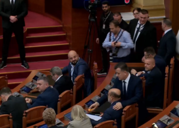 FOTO/ Flamur Noka dhe “zhurmuesi” mbyllin seancën në kohë rekord, Nikollën e “lëshojnë” nervat