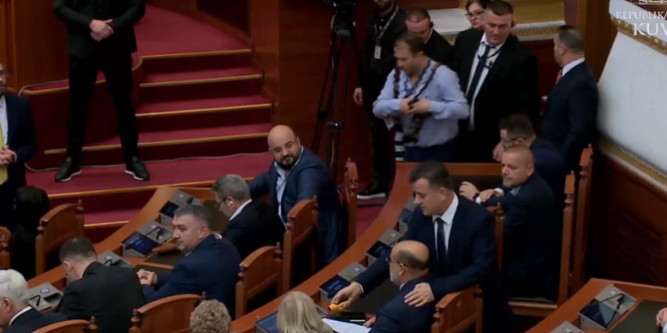 FOTO/ Flamur Noka dhe “zhurmuesi” mbyllin seancën në kohë rekord, Nikollën e “lëshojnë” nervat