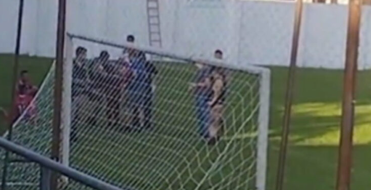 VIDEO/ Pjesë e një grupi vrasësish, futbollistit i vihen prangat në mes të fushës