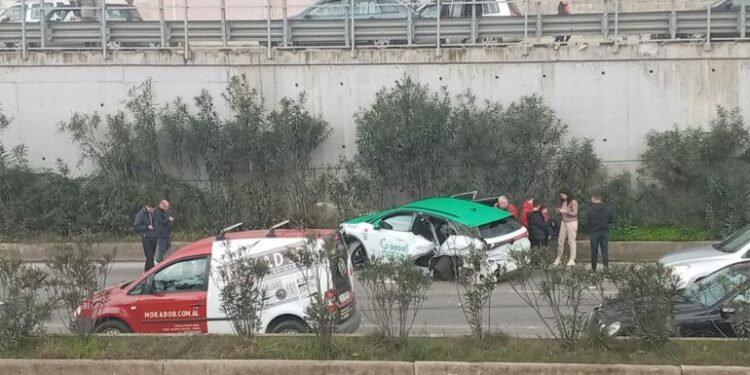 Aksident i trefishtë në Selitë, taksia përplaset me 2 makinat