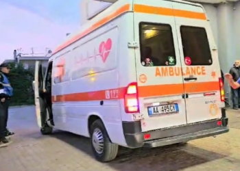 VIDEO/ Mbeti i plagosur nga shpërthimi në Lushnjë, deputeti Bujar Çela mbërrin te Trauma