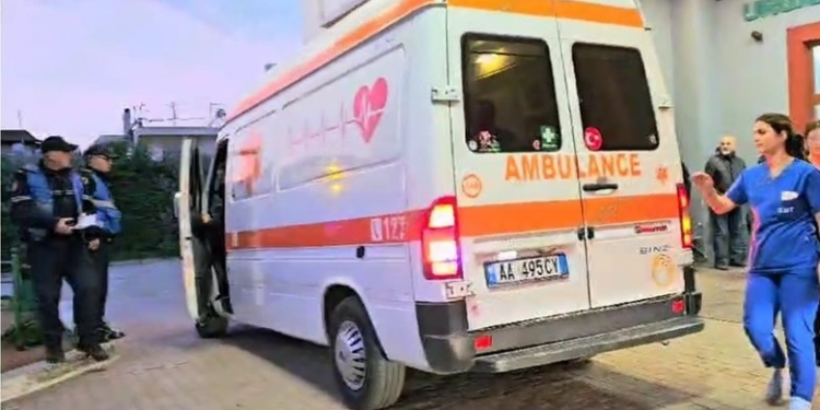 VIDEO/ Mbeti i plagosur nga shpërthimi në Lushnjë, deputeti Bujar Çela mbërrin te Trauma