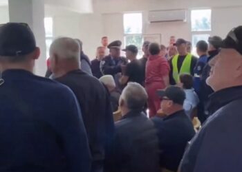 ‘Klosi dil jashtë’! Njerëzit e Belerit largojnë Blendi Klosin, shtyhet mbledhja