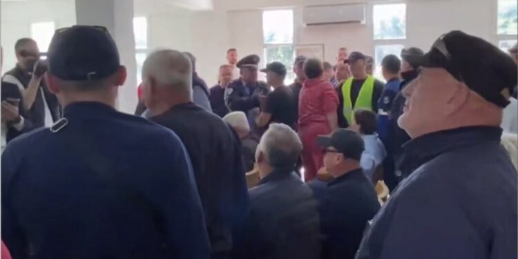 ‘Klosi dil jashtë’! Njerëzit e Belerit largojnë Blendi Klosin, shtyhet mbledhja