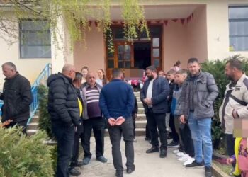Bojkotohet mësimi në fshatin Kllobçisht të Dibrës, fëmijë e prindër dalin në protestë