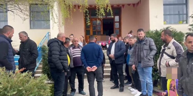 Bojkotohet mësimi në fshatin Kllobçisht të Dibrës, fëmijë e prindër dalin në protestë
