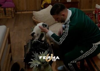 VIDEO/ Dijonisi e nis ditën me Sokolin, i mëson “të shkruajë” në makinë shkrimi