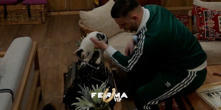 VIDEO/ Dijonisi e nis ditën me Sokolin, i mëson “të shkruajë” në makinë shkrimi