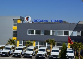 EMRI/ Akuzohet për lejimin e kontrabandës, pezullohet nga detyra specialisti i doganës