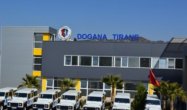 EMRI/ Akuzohet për lejimin e kontrabandës, pezullohet nga detyra specialisti i doganës