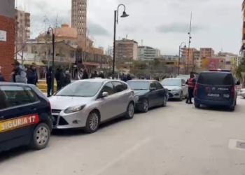 Një i vrarë në Fier, reagon policia: U plagos edhe një 20-vjeçar, ndërhyri për të ndaluar sherrin