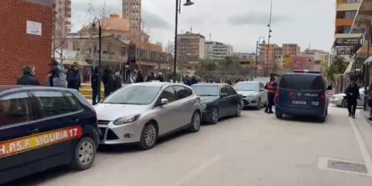 Një i vrarë në Fier, reagon policia: U plagos edhe një 20-vjeçar, ndërhyri për të ndaluar sherrin