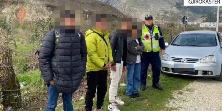 Transportonin emigrantë për të kaluar kufirin ilegalisht, arrestohen 2 persona në Gjirokastër