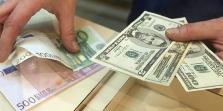 Euro vijon rënien, me sa shitet dhe blihet dollari e paundi