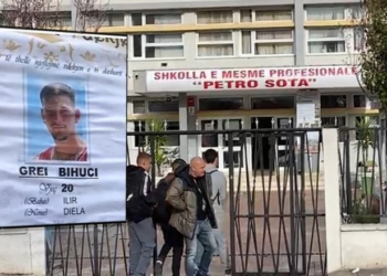 Ndërroi jetë pas konfliktit me thika në Fier, i jepet sot lamtumira Grei Bihucit