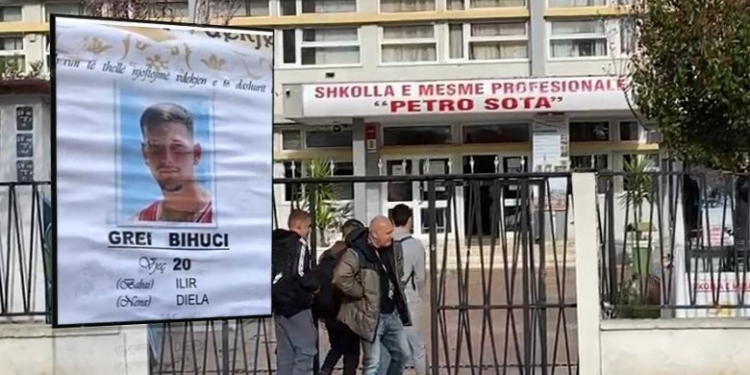 Ndërroi jetë pas konfliktit me thika në Fier, i jepet sot lamtumira Grei Bihucit