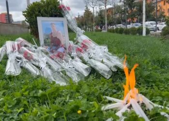 Lule dhe qirinj në vendin ku u vra Grei Bihuci në Fier! Kolegët e viktimës, marshim në këmbë dhe homazhe për 19-vjeçarin