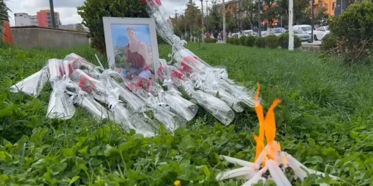 Lule dhe qirinj në vendin ku u vra Grei Bihuci në Fier! Kolegët e viktimës, marshim në këmbë dhe homazhe për 19-vjeçarin