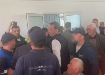 Qytetarët e Himarës pështyjnë Vangjel Tavon: Largohu!