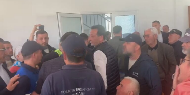 Qytetarët e Himarës pështyjnë Vangjel Tavon: Largohu!
