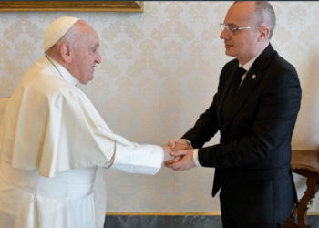 VIDEO/ Ministri Igli Hasani takohet me Papa Françeskun