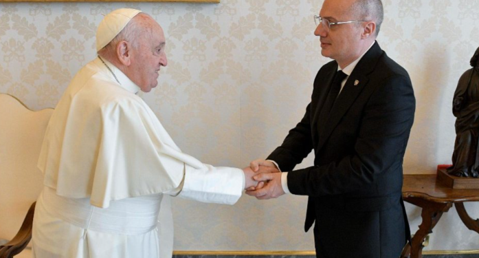 VIDEO/ Ministri Igli Hasani takohet me Papa Françeskun