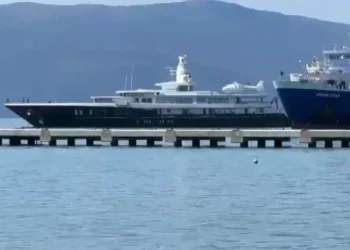 Ankorohet jahti luksoz me helikopter në bord në portin e Vlorës për t’u furnizuar me naftë