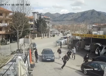 Rrahën barbarisht 30-vjeçarin me shkopinj bejsbolli në Korçë, ende asnjë autor i arrestuar, policia merr në pyetje familjarët