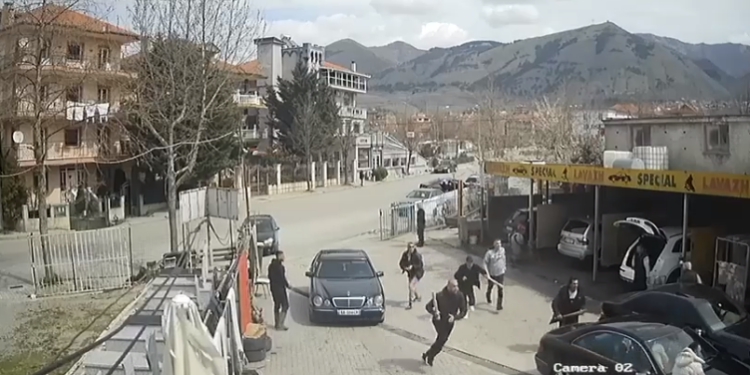 Rrahën barbarisht 30-vjeçarin me shkopinj bejsbolli në Korçë, ende asnjë autor i arrestuar, policia merr në pyetje familjarët